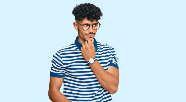 Jeune Homme Arabe Portant Des Vêtements Décontractés Des Lunettes Avec — Photo