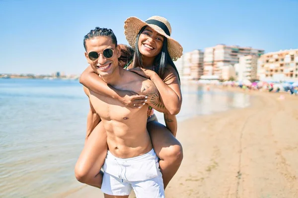 Jong Latijn Paar Dragen Badmode Glimlachend Gelukkig Wandelen Het Strand — Stockfoto