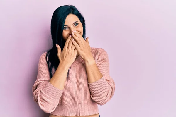 Giovane Donna Caucasica Indossa Abiti Casual Ridere Imbarazzato Risatina Che — Foto Stock