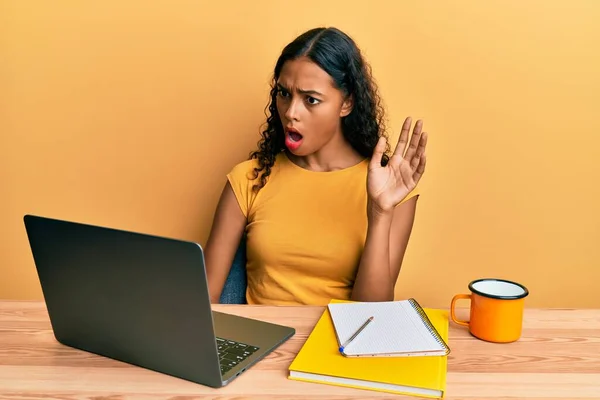 Giovane Ragazza Afroamericana Che Videochiamata Agitando Computer Portatile Faccia Shock — Foto Stock