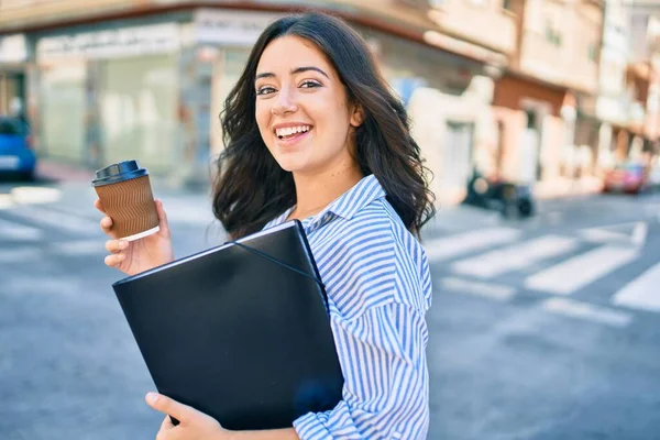 Ung Latinamerikansk Affärskvinna Dricker Bort Kaffe Innehav Mapp Staden — Stockfoto