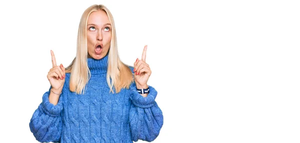 Ung Blond Flicka Bär Ull Vinter Tröja Förvånad Och Förvånad — Stockfoto