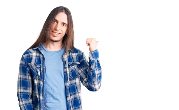 Junger Erwachsener Mann Mit Langen Haaren Trägt Lässiges Hemd Lächelt — Stockfoto