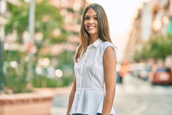 Bela Menina Adolescente Latina Sorrindo Feliz Cidade — Fotografia de Stock