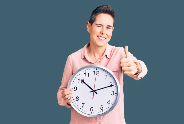 Mujer Joven Con Pelo Corto Sosteniendo Gran Reloj Sonriendo Feliz — Foto de Stock