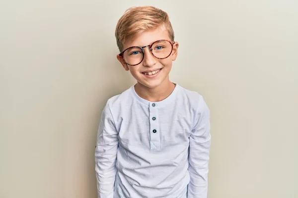 Маленький Белый Мальчик Повседневной Одежде Очках Счастливой Прохладной Улыбкой Лице — стоковое фото