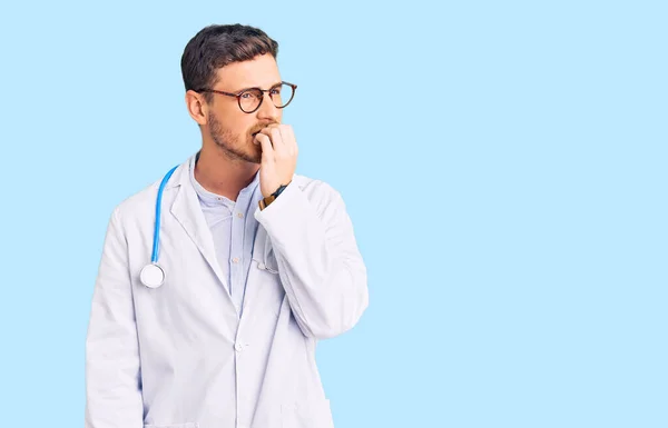 Stilig Ung Man Med Björn Klädd Läkare Uniform Ser Stressad — Stockfoto