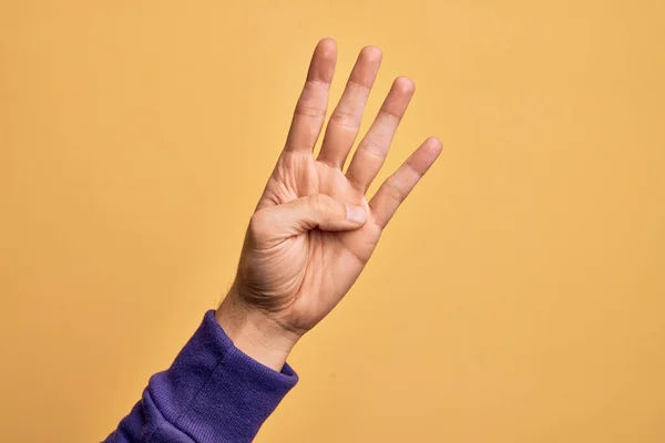 Mão Jovem Caucasiano Mostrando Dedos Sobre Fundo Amarelo Isolado Contando — Fotografia de Stock