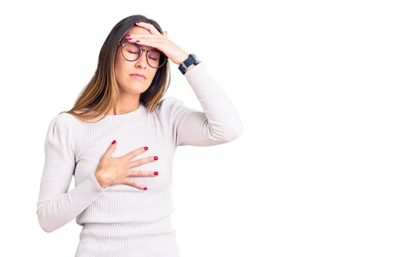 Hermosa Morena Joven Con Suéter Blanco Casual Gafas Tocando Frente — Foto de Stock