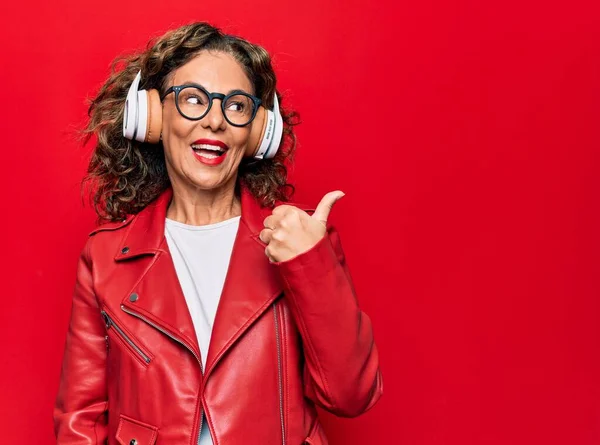 Mujer Hermosa Mediana Edad Escuchando Música Usando Auriculares Sobre Fondo —  Fotos de Stock