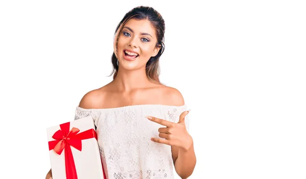 Jovem Bela Mulher Segurando Presente Sorrindo Feliz Apontando Com Mão — Fotografia de Stock