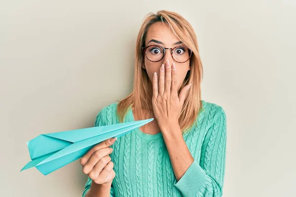 Hermosa Mujer Rubia Sosteniendo Avión Papel Cubriendo Boca Con Mano — Foto de Stock