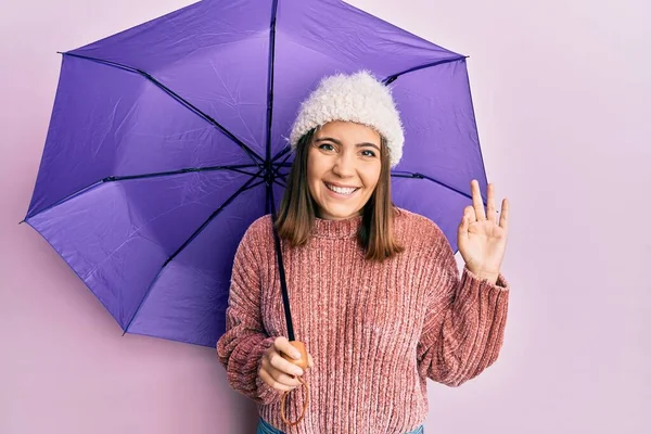 Junge Schöne Frau Mit Lila Regenschirm Macht Zeichen Mit Den — Stockfoto