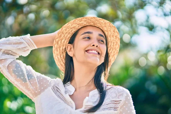 公園に立つ夏の帽子をかぶった若いヒスパニック系の観光客の女性 — ストック写真