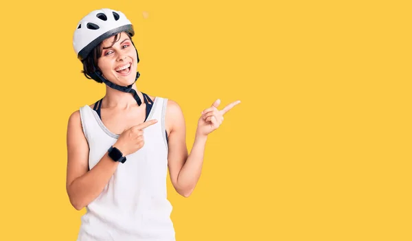 Mulher Bonita Com Cabelo Curto Usando Capacete Bicicleta Sorrindo Olhando — Fotografia de Stock