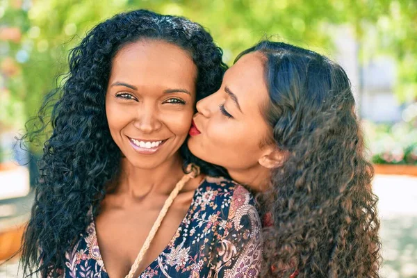 Afro Amerikaanse Moeder Dochter Glimlachen Gelukkig Knuffelen Kussen Het Park — Stockfoto