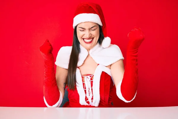 Mladá Běloška Kostýmu Santa Clause Velmi Šťastná Nadšená Dělá Vítězné — Stock fotografie