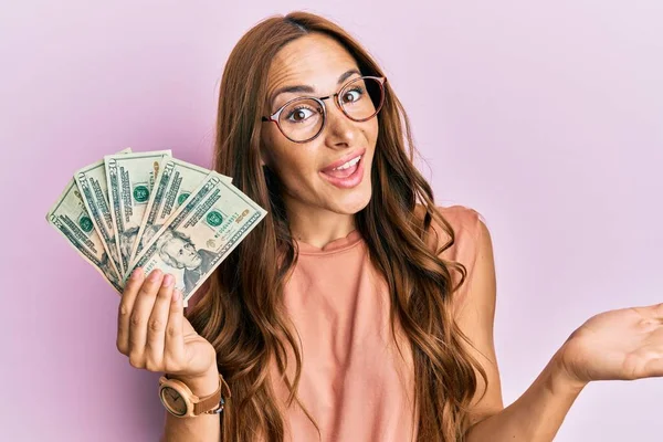 Ung Brunett Kvinna Som Håller Dollar Firar Prestation Med Glada — Stockfoto