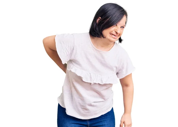 布鲁内特妇女患有下行综合征 身穿休闲型白衬衫 用手触摸 肌肉疼痛 — 图库照片