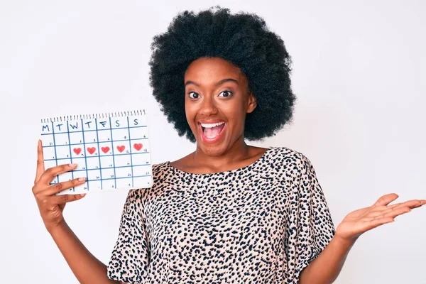 Jong Afrikaans Amerikaans Vrouw Houden Hart Kalender Vieren Prestatie Met — Stockfoto