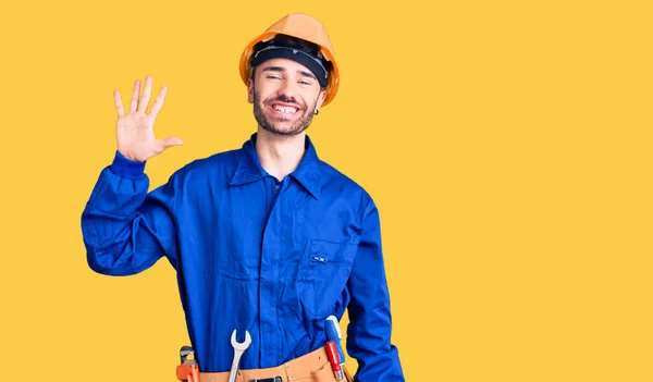 Jovem Hispânico Vestindo Uniforme Trabalhador Mostrando Apontando Para Cima Com — Fotografia de Stock