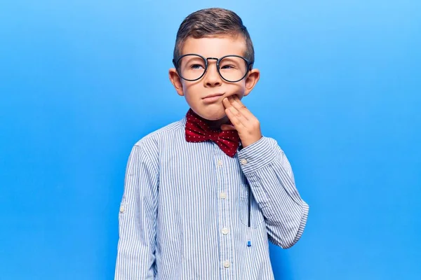 Schattig Blond Kind Draagt Nerd Strikje Bril Aanraken Mond Met — Stockfoto