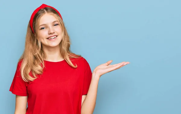 Schöne Junge Kaukasische Mädchen Tragen Lässig Rotes Shirt Lächelnd Fröhlich — Stockfoto