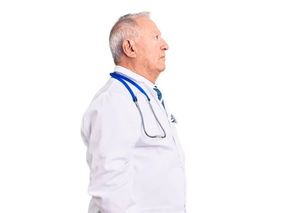 Starszy Przystojny Siwowłosy Mężczyzna Płaszczu Lekarskim Stetoskopie Patrząc Bok Relaks — Zdjęcie stockowe