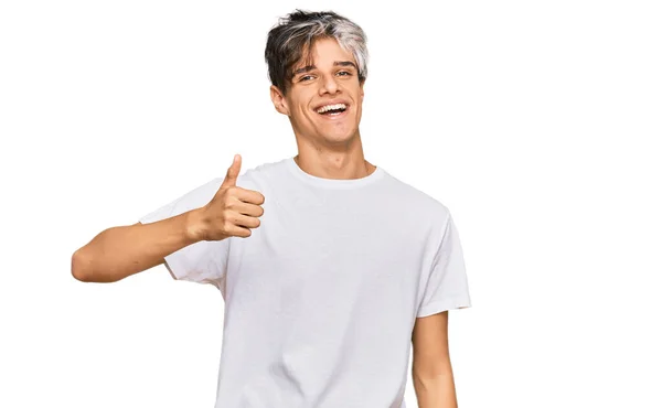 Joven Hombre Hispano Vistiendo Camiseta Blanca Casual Sonriendo Feliz Positivo — Foto de Stock
