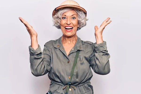 Femme Âgée Aux Cheveux Gris Portant Chapeau Explorateur Célébrant Victoire — Photo