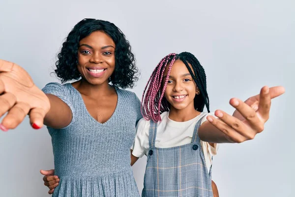 Güzel Afro Amerikan Anne Kızı Gündelik Kıyafetler Giyip Gülümseyerek Sıkışarak — Stok fotoğraf