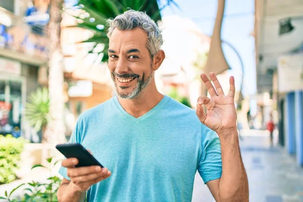 Middelbare Leeftijd Grijs Harige Man Met Behulp Van Smartphone Straat — Stockfoto