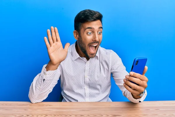 Schöner Hispanischer Mann Beim Videoanruf Winkt Dem Smartphone Und Feiert — Stockfoto