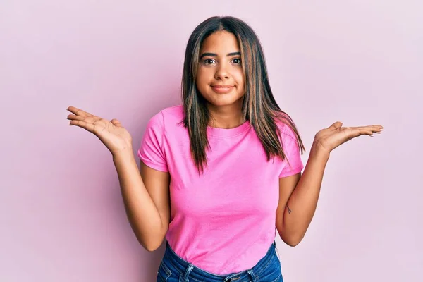 Junges Lateinisches Mädchen Lässiger Kleidung Ahnungslos Und Mit Offenen Armen — Stockfoto