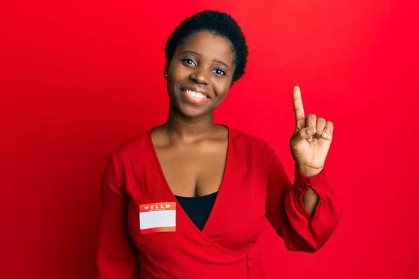 Mujer Africana Joven Con Pelo Corto Vistiendo Hola Nombre Identificación — Foto de Stock