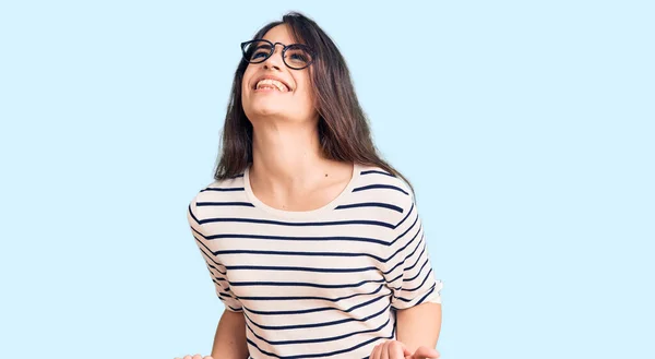 Morena Adolescente Con Ropa Casual Gafas Muy Feliz Emocionado Haciendo —  Fotos de Stock