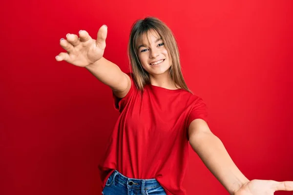 Adolescente Caucasiano Menina Vestindo Casual Camiseta Vermelha Olhando Para Câmera — Fotografia de Stock