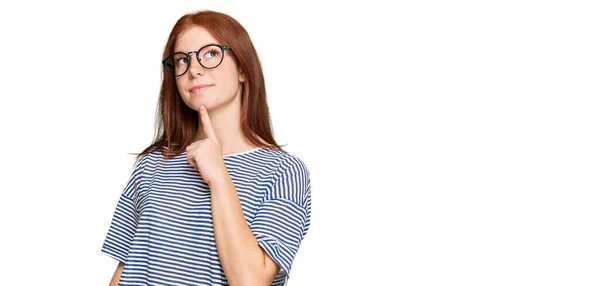 Młoda Kobieta Czytająca Ubraniach Okularach Myśląca Wątpliwościach Palcem Podbródku Zastanawiająca — Zdjęcie stockowe