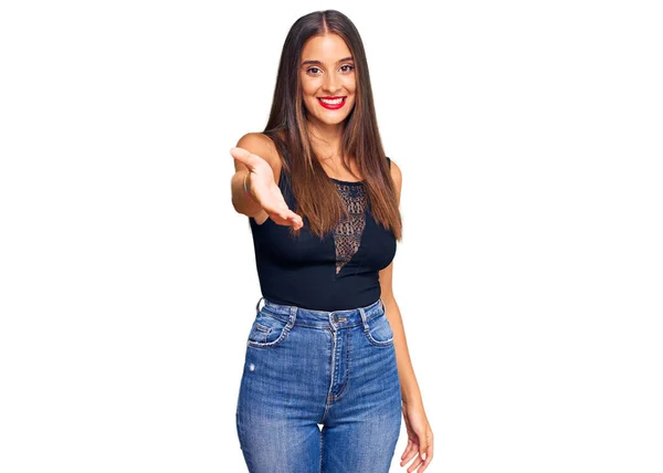 Joven Mujer Hispana Vestida Con Ropa Casual Sonriente Alegre Ofreciendo —  Fotos de Stock