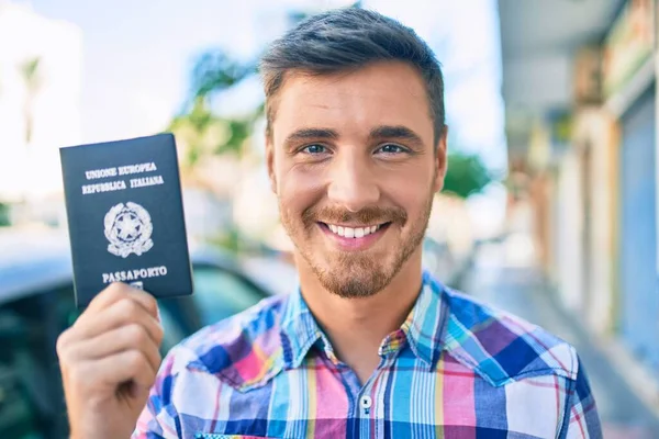 Jovem Turista Caucasiano Sorrindo Feliz Segurando Passaporte Italiano Andando Cidade — Fotografia de Stock