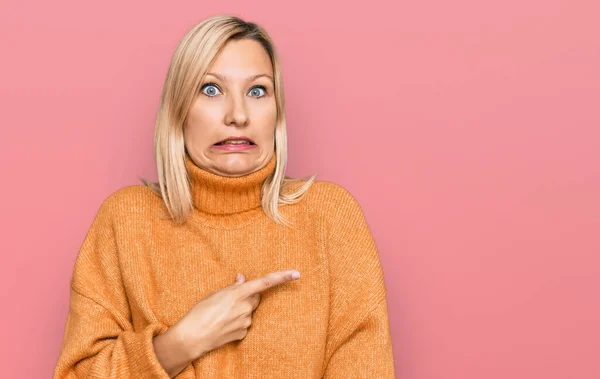 Donna Caucasica Mezza Età Che Indossa Maglione Invernale Casual Indicando — Foto Stock