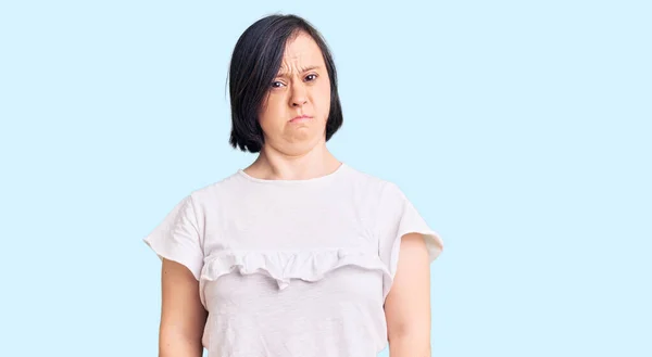 Femme Brune Avec Syndrome Duvet Portant Shirt Blanc Décontracté Sceptique — Photo