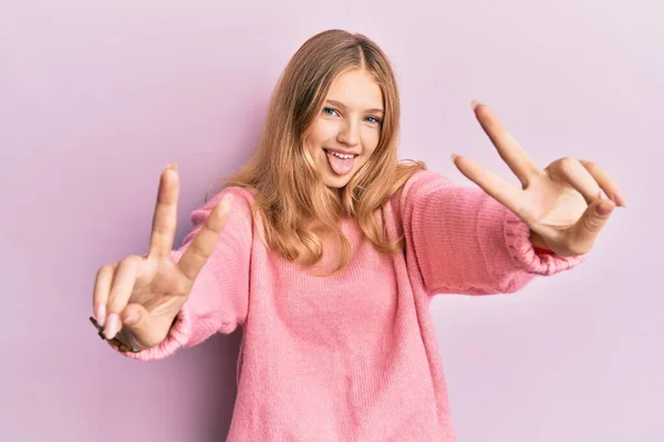 Bela Jovem Caucasiana Vestindo Roupas Casuais Sorrindo Com Língua Para — Fotografia de Stock