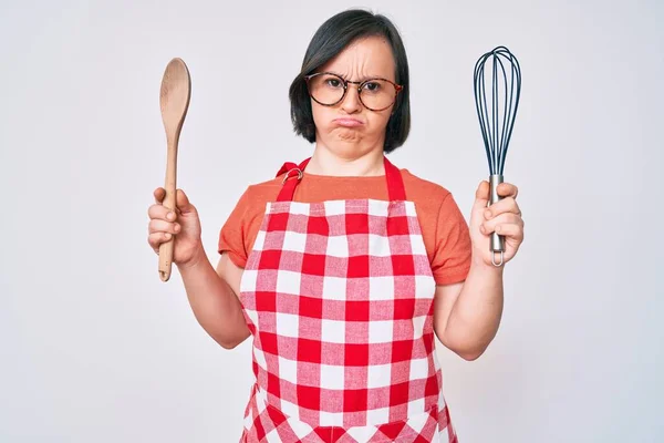 Mulher Morena Com Síndrome Cozinhar Usando Batedor Colher Deprimido Preocupar — Fotografia de Stock