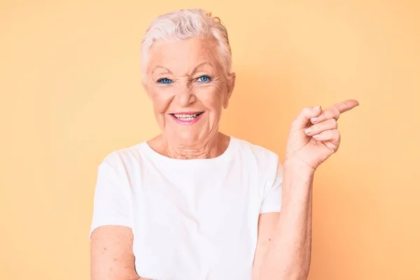 Senior Bella Donna Con Gli Occhi Azzurri Capelli Grigi Indossa — Foto Stock