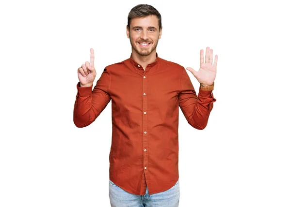 Hezký Kavkazský Muž Neformálním Oblečení Ukazující Ukazující Prsty Číslo Šest — Stock fotografie