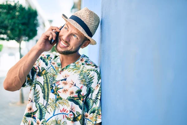 Vit Stilig Man Ler Glad Utomhus Talar Telefonen Lutar Sig — Stockfoto