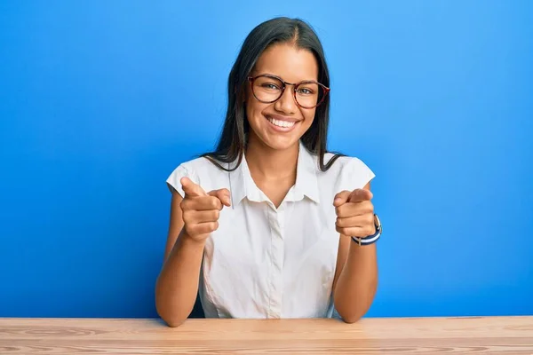 Mooie Latijns Amerikaanse Vrouw Casual Kleding Zittend Tafel Wijzende Vingers — Stockfoto