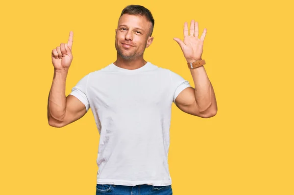 Schöner Muskelmann Lässigem Weißem Shirt Der Mit Finger Nummer Sechs — Stockfoto