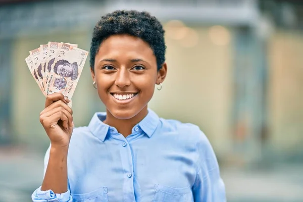 Mladý Africký Americký Dívka Usměvavý Šťastný Držení Mexické 500 Pesos — Stock fotografie
